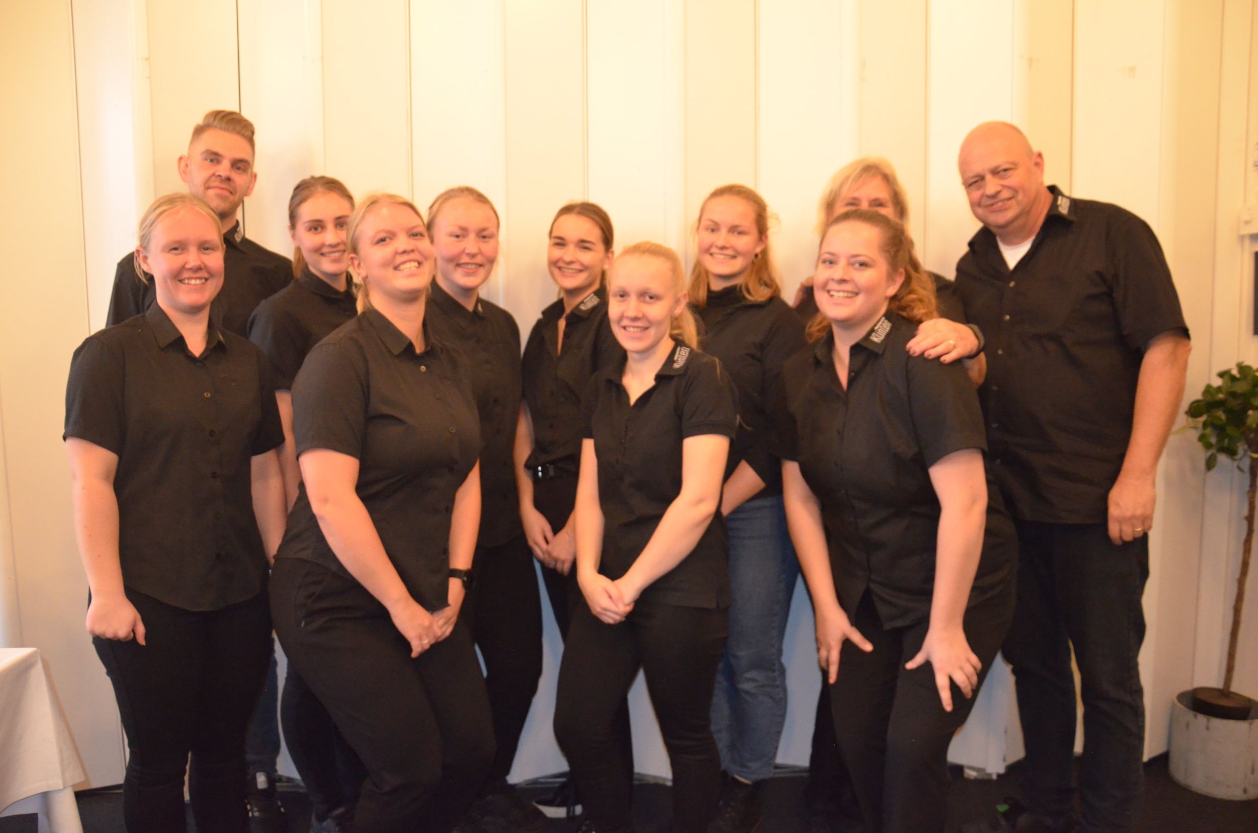 Glade medarbejdere i Faaborg ved Restaurant Klinten.
